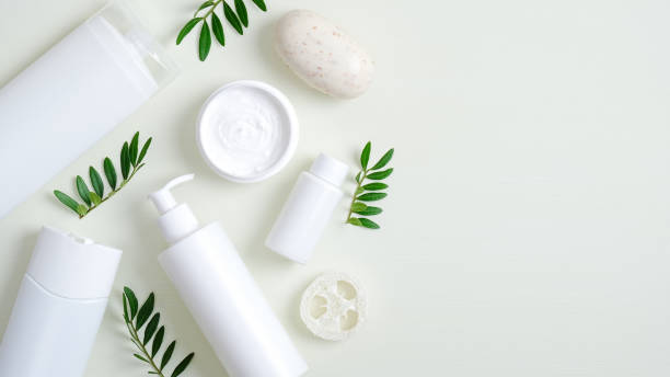 produits cosmétiques organiques de fines herbes sur le fond vert. emballage de bouteille cosmétique de spa de vue supérieure, crème pour les mains, lotion, éponge de bain, savon naturel et feuilles vertes. maquettes de produits de beauté minimalistes - article de toilette photos et images de collection