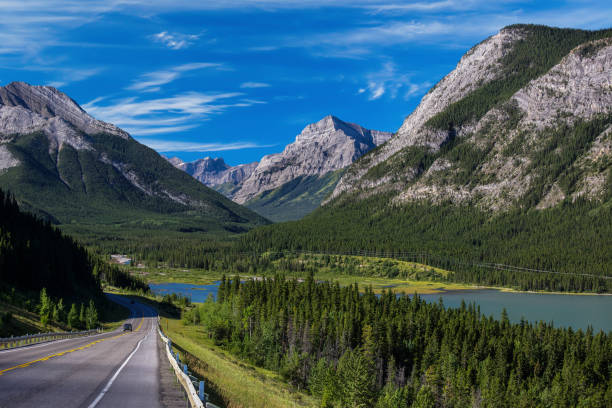 шоссе через страну кананаскис - kananaskis country стоковые фото и изображения