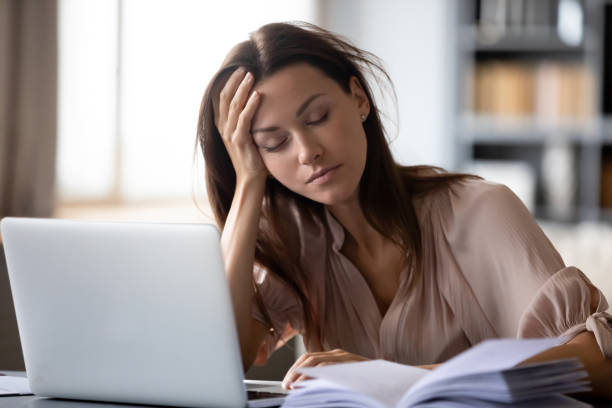 tired young woman fall asleep working at laptop - lack of energy imagens e fotografias de stock