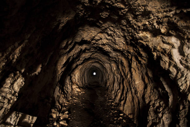 licht am ende - tunnel stock-fotos und bilder