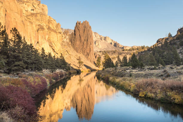 istock Crooked River as it passes Smith Rock State Park 1200563904
