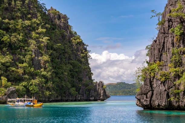 błękitna laguna na wyspie coron, palawan, filipiny. blisko do jeziora kayangan. - kayangan lake zdjęcia i obrazy z banku zdjęć