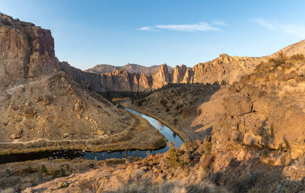 vue de coucher du soleil de la rivière crooked pendant qu'elle passe smith rock state park - crooked river photos et images de collection