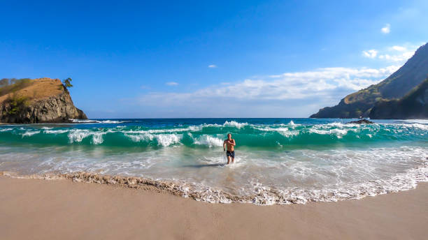 koka beach - un uomo che si diverte in spiaggia - flores man foto e immagini stock
