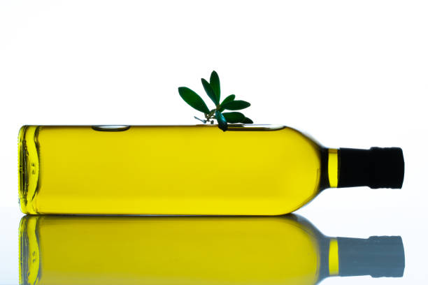 fresh  olive oil - olive oil pouring antioxidant liquid imagens e fotografias de stock