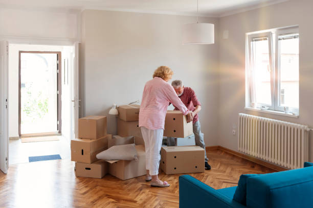 istock Senior Couple Moving 1200576114