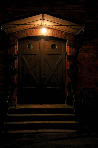 porta antiga iluminada por uma lâmpada - old ancient architecture backdrop - fotografias e filmes do acervo