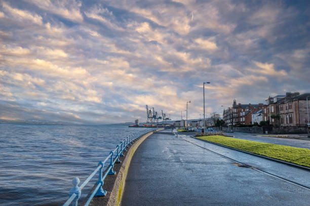 greenock esplanade (splash) mirando al este en la costa oeste de escocia. - west end fotografías e imágenes de stock