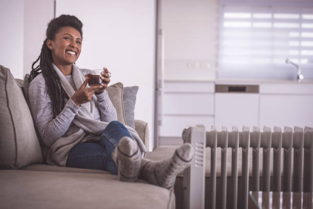 femme heureux buvant le thé chaud, chauffant des pieds à la maison. - knitting residential structure glasses hot drink photos et images de collection