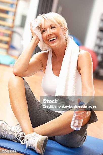 Starszy Kobieta Odpoczynku Po Ćwiczeniach W Siłowni - zdjęcia stockowe i więcej obrazów Starsze kobiety