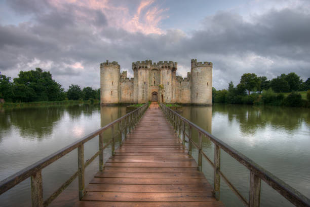 tramonto al castello di bodiam nell'east sussex in inghilterra - fosso foto e immagini stock