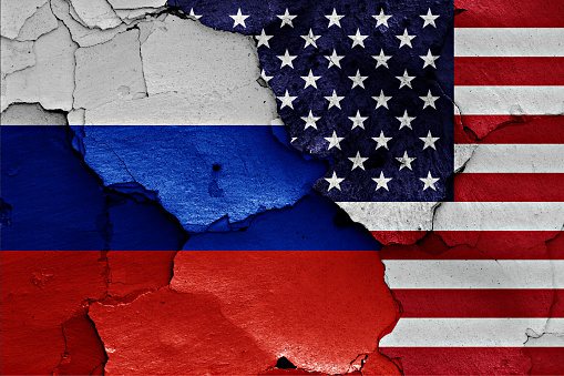 banderas de Rusia y EE.UU. pintadas en la pared agrietada photo