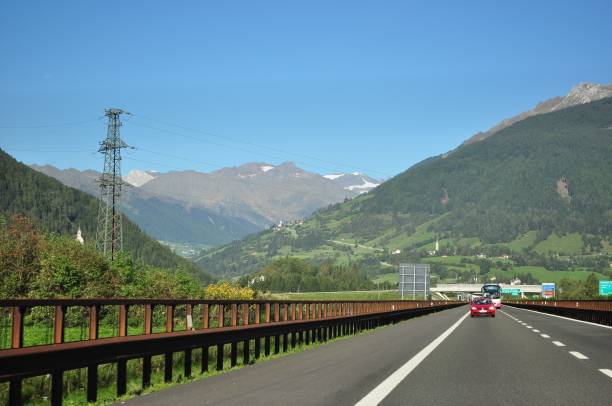 verkeer op de brenner autobahn snelweg door zuid-tirol, italië - brennerpas stockfoto's en -beelden
