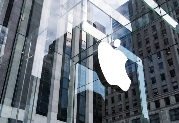 Apple store at 5th Ave in Manhattan, NYC New York, United States - May 19, 2016: Glass building of the Apple Store with huge Apple Logo at 5th Avenue near Central Park. The store is designed as the exterior glass box above the underground display room apple computer stock pictures, royalty-free photos & images