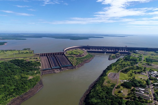 Vista aérea de la presa de Itaipu, Foz de Iguazú, Paraná, Brasil. Gran paisaje. Generación de energía. Escena hidroeléctrica. photo
