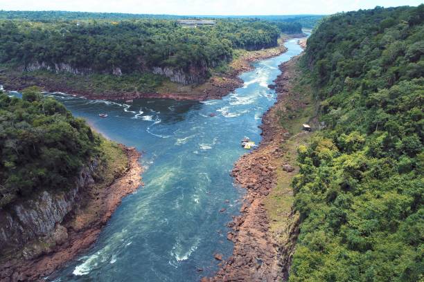 vista aérea das cachoeiras de iguaçu, ponto turístico de foz do iguaçu, brasil e de misiones, argentina. grande paisagem. - tropical rainforest waterfall rainbow iguacu falls - fotografias e filmes do acervo