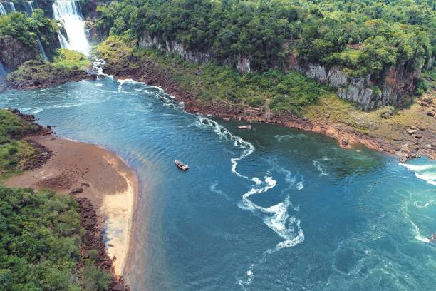 vista aérea de las cascadas de iguazú, un punto turístico de foz de iguazú, brasil y de misiones, argentina. gran paisaje. - iguacu falls argentina tropical rainforest rainbow fotografías e imágenes de stock