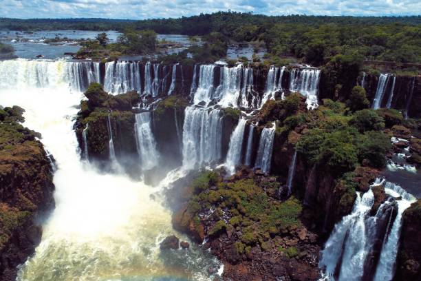 vista aérea de las cascadas de iguazú, un punto turístico de foz de iguazú, brasil y de misiones, argentina. gran paisaje. - iguacu falls argentina tropical rainforest rainbow fotografías e imágenes de stock