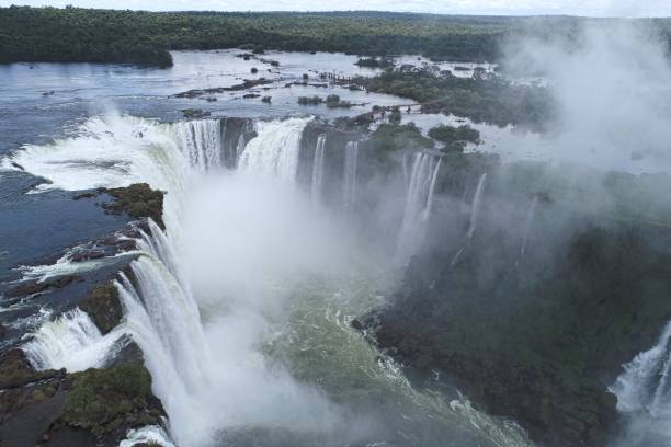 vista aérea de las cascadas de iguazú, un punto turístico de foz de iguazú, brasil y de misiones, argentina. gran paisaje. - iguacu falls argentina tropical rainforest rainbow fotografías e imágenes de stock