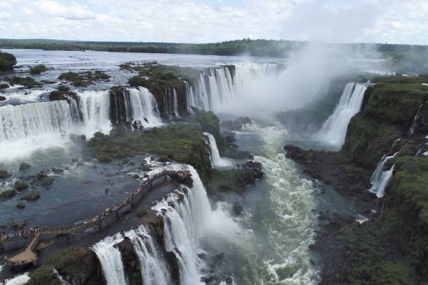 vista aérea de las cascadas de iguazú, un punto turístico de foz de iguazú, brasil y de misiones, argentina. gran paisaje. - iguacu falls argentina tropical rainforest rainbow fotografías e imágenes de stock