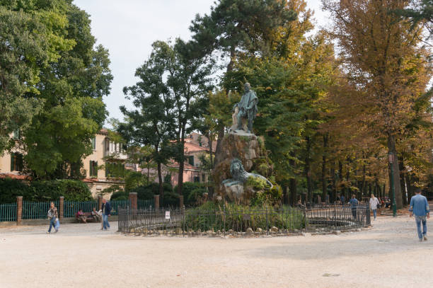 Leonardo da Vinci Statue in Milan – Monument in Piazza della Scala