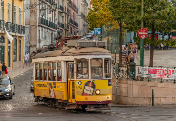 lisboa portugal - 22 de julio de 2019: un tranvía amarillo en el centro de lisboa, portugal. - cable car driver transportation occupation tramway fotografías e imágenes de stock