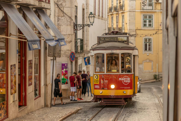 lisboa portugal - 22 de julio de 2019: pasajeros que abordan el tranvía número 28 a martim moniz en el centro de lisboa, portugal. - cable car lisbon portugal portugal old fotografías e imágenes de stock