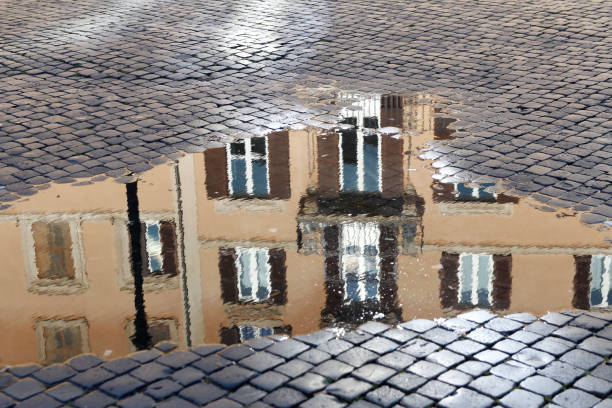 un reflet de flaque d’eau du bâtiment à la piazza navona - puddle rome reflection street photos et images de collection