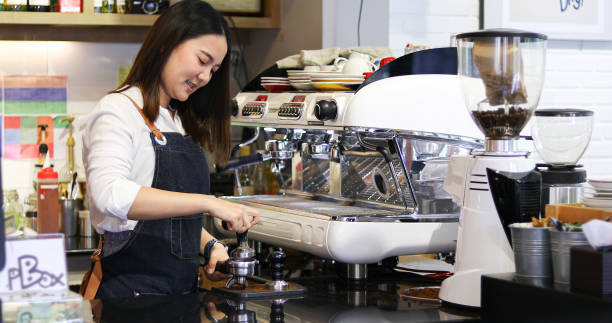 asian women barista smiling and using coffee machine in coffee shop counter - working woman small business owner food and drink cafe concept - restaurant food food and drink industry food service occupation imagens e fotografias de stock