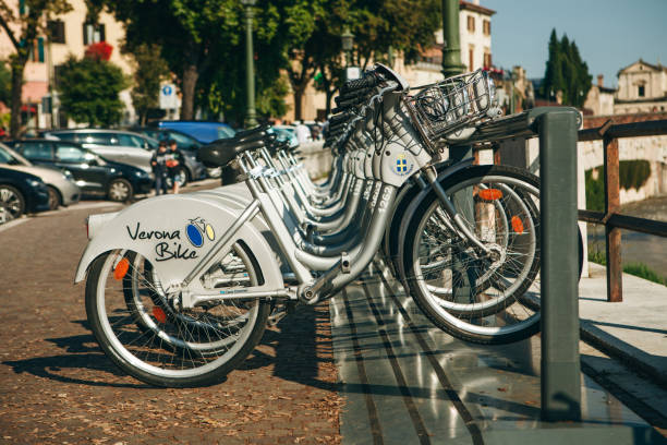 alquiler de bicicletas en verona - road trip outdoors verona italy veneto fotografías e imágenes de stock