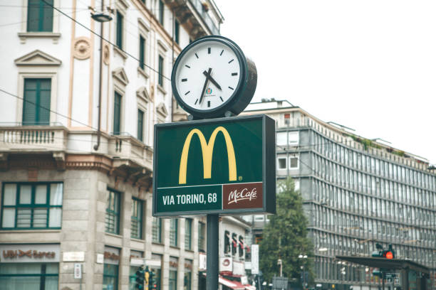 une horloge de rue et un signe de mccafe - milan italy contemporary architecture shopping photos et images de collection