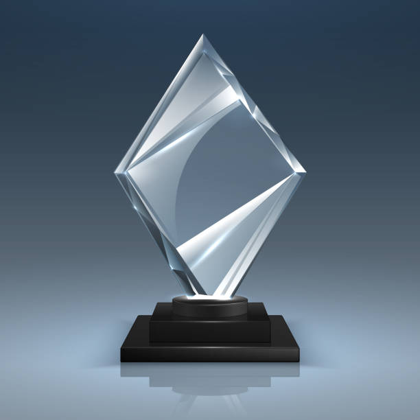 szklane trofeum. realistyczna nagroda dla zwycięzców, nagroda w konkursie szkła 3d lub akrylu. wektor izolowany pusty kryształowy kubek - award trophy glass crystal stock illustrations