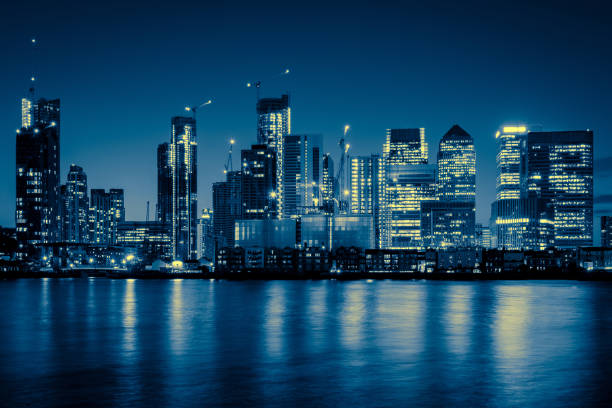 canary wharf business district skyline at night - canary wharf built structure building exterior construction imagens e fotografias de stock