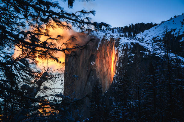 chute de feu de yosemite au coucher du soleil - parc national de yosemite photos et images de collection