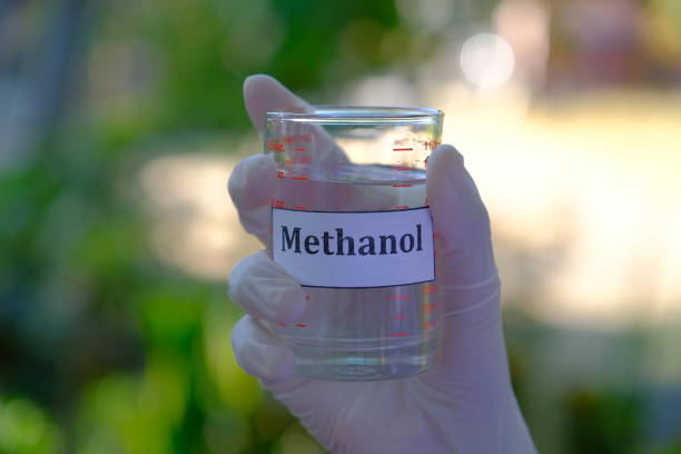 metanol o alcohol metílico en vidrio transparente - hydrogen bond fotografías e imágenes de stock
