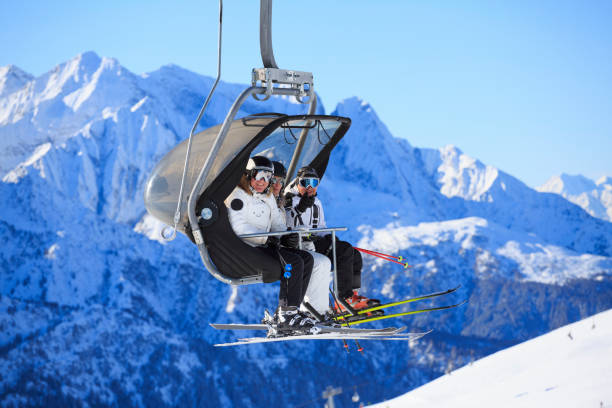 szczęśliwy narciarz na wyciągu narciarskim, idąc w górę. piękny zimowy krajobraz z górskimi szczytami w tle. alpy włoskie. dolomity. - ski resort winter ski slope ski lift zdjęcia i obrazy z banku zdjęć