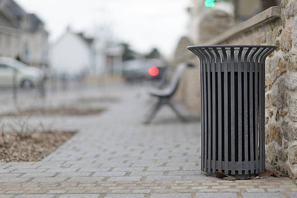 metálico cesto de lixo em um ambiente urbano - wastepaper basket - fotografias e filmes do acervo