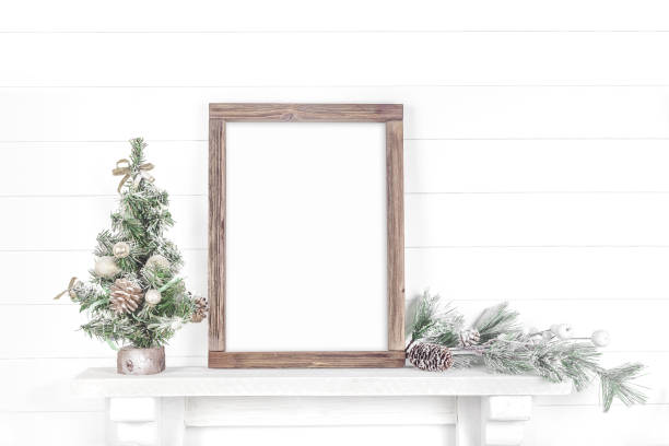 marco vertical de madera áspera sobre fondo claro - navidad fotos fotografías e imágenes de stock