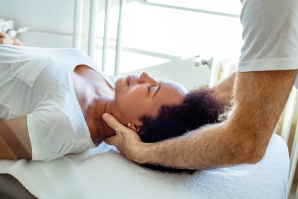 просто расслабьтесь и побалуйте себя. - massaging alternative medicine headache women стоковые фото и изображения