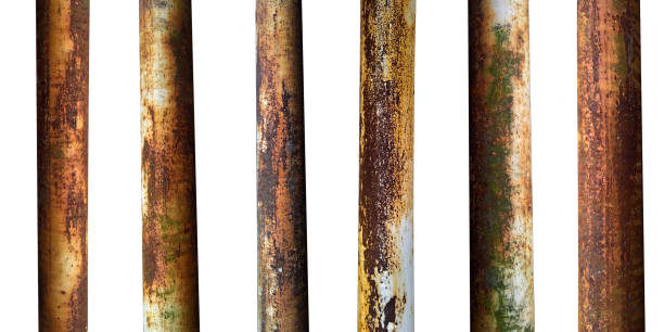 conjunto de tubos de metal com ferrugem isolada em fundo branco - rusty pipe iron metal - fotografias e filmes do acervo