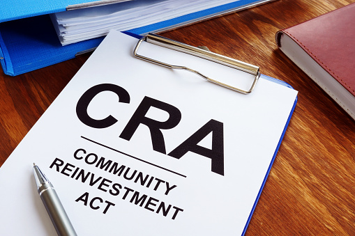 Ley de Reinversión Comunitaria CRA en el portapapeles azul. photo