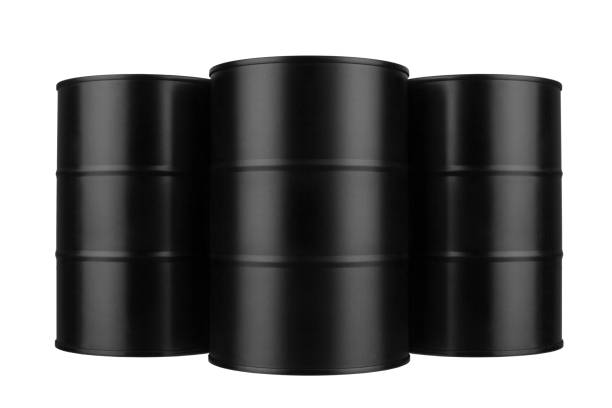 3つの黒い金属バレルは、クローズアップ、白い背景、オイルドラム、スチール樽、スズキャニスター、アルミニウム樽、ガソリン貯蔵パッケージ、燃料容器、ガソリンタンク、石油生産業界 - storage tank oil industry merchandise storage compartment ストックフォトと画像