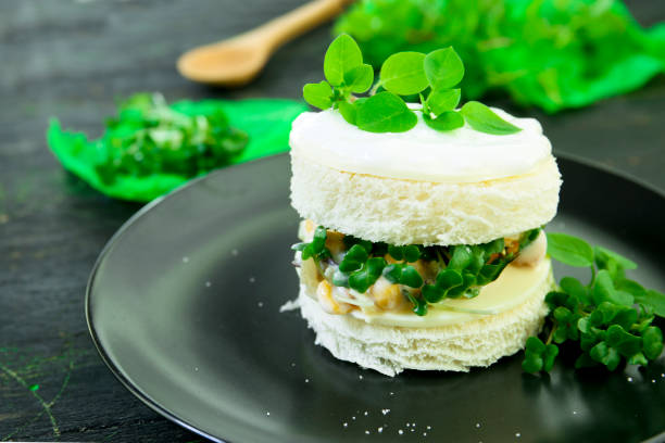 round vegetarian sandwich with fresh  green chickweed leaves and microgreens round vegetarian sandwich with fresh  green chickweed leaves and microgreens stellaria media stock pictures, royalty-free photos & images