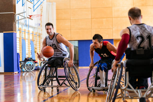 primo livello di giocatori di basket in carrozzina che lottano per la palla - basket su sedia a rotelle foto e immagini stock