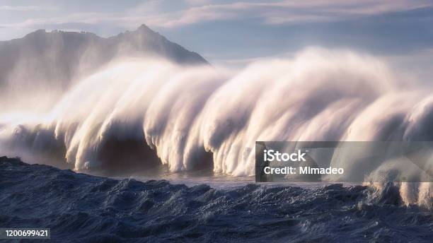 Duża Fala Łamiąca Się Sprayem - zdjęcia stockowe i więcej obrazów Tsunami - Tsunami, Fala - Woda, Siła