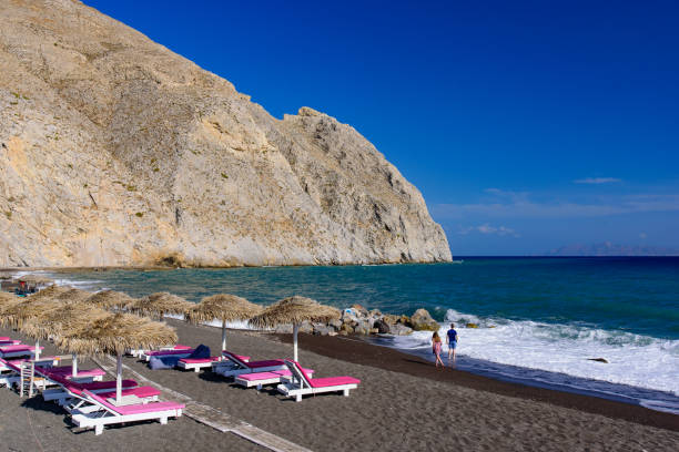 perissa beach in santorin, griechenland - black sand beach santorini greece stock-fotos und bilder
