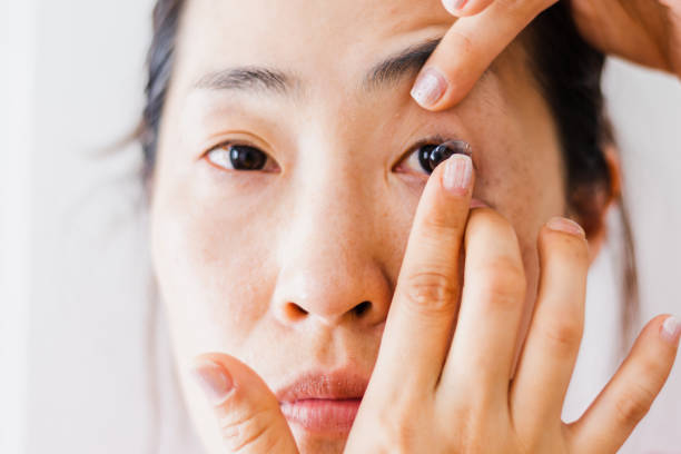 손으로 눈 렌즈를 착용 하는 아름 다운 여자 - contact lens human eye human face women 뉴스 사진 이미지
