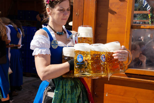 waitress carrying beer glasses at the oktoberfest in munich, germany - serving drink beer garden beer glass imagens e fotografias de stock