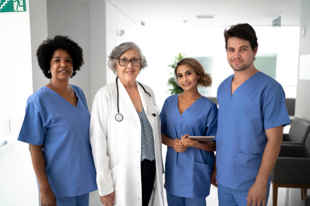 portrait of teamwork - doctor and nurses at hospital - latin american and hispanic ethnicity senior adult mature adult couple imagens e fotografias de stock