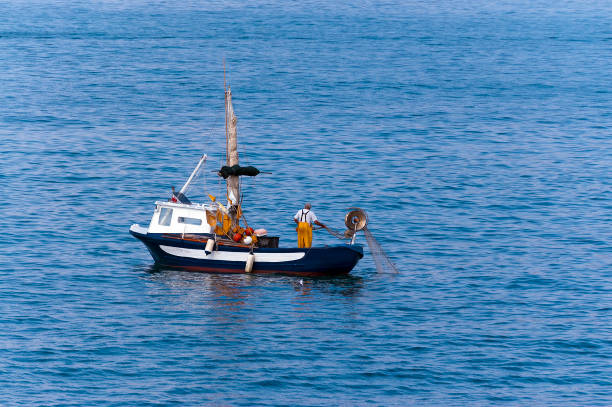 старший рыбак на небольшой рыбацкой лодке - лигурия италия - fishing nautical vessel small men стоковые фото и изображения